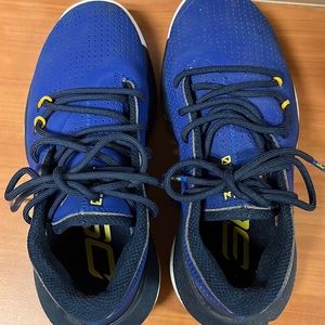 Boys youth size 2 Under Armour Step Curry basketball shoes